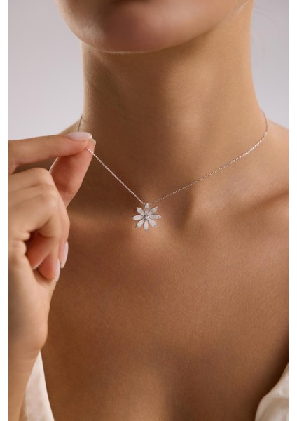 925 Ayar Gümüş Rodyum Kaplama Zirkon Taşlı Kır Çiçeği Kolye fiyatları