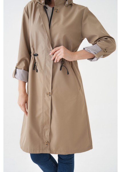 Bej Rüzgar ve Su Geçirmez Çıkarılabilir Kapüşonlu Beli Tünelli Bondit Kumaş Trençkot indirimleri