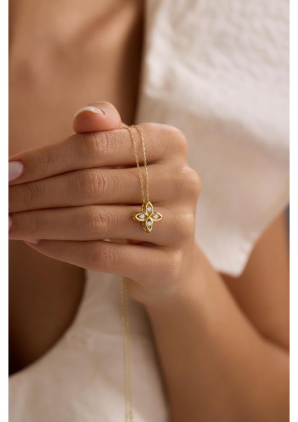 925 Ayar Gümüş Gold Kaplama Minimalist Dört Yapraklı Çiçek Motifli Kolye fiyatları