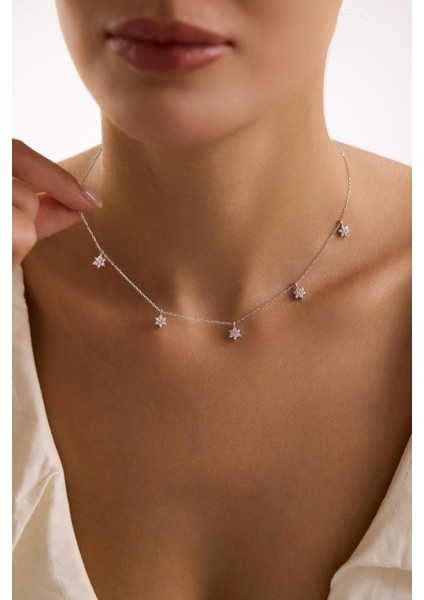 925 Ayar Gümüş Rodyum Kaplama Pembe Taşlı Minimal Çiçek Şans Kolye