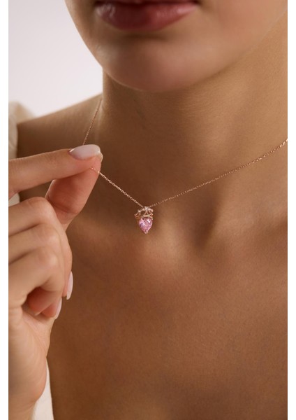 925 Ayar Gümüş Rose Kaplama Pembe Kalp Taşlı Kraliçe Kolye