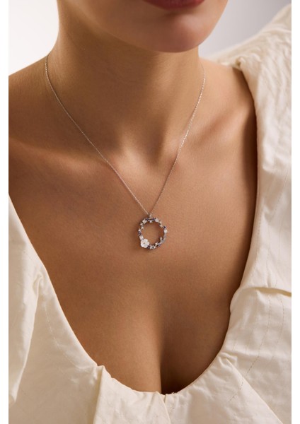 925 Ayar Gümüş Rodyum Kaplama Manolya Çiçeği Işıltılı Daire Model Kolye fırsatları