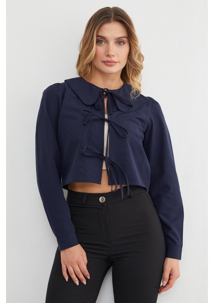 Bebe Yaka Önden Bağlamalı Crop Bluz