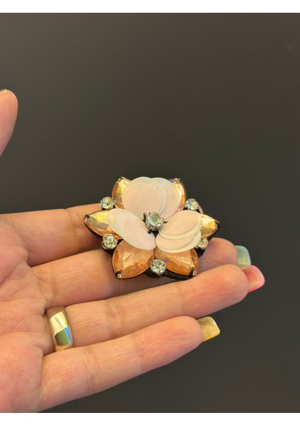 Yavruağzı Çiçek Broş Yaka Iğnesi Giyim Aksesuarı 4x4 cm fiyatları