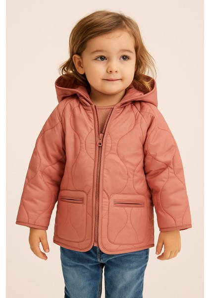 Kız Çocuk Kapüşonlu Mont – Dalga Desenli Kapitone, Fermuarlı