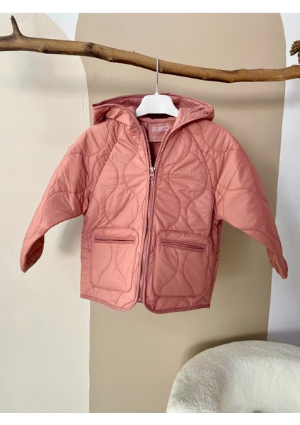 Kız Çocuk Kapüşonlu Mont – Dalga Desenli Kapitone, Fermuarlı fiyatları