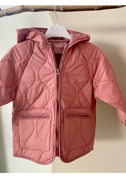 Kız Çocuk Kapüşonlu Mont – Dalga Desenli Kapitone, Fermuarlı modelleri