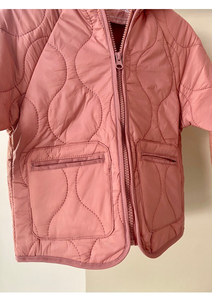 Kız Çocuk Kapüşonlu Mont – Dalga Desenli Kapitone, Fermuarlı fırsatları