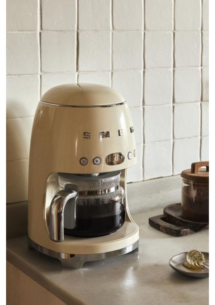 DCF02CREU Krem Renk Filtre Kahve Makinesi – Şık Tasarım, Yüksek Demleme Performansı ve 1,4 L Kapasite fiyatları