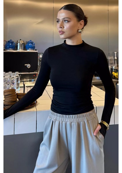 Kadın Yarım Balıkçı Yaka Parmak Geçmeli Likralı Body Bluz P-00018440