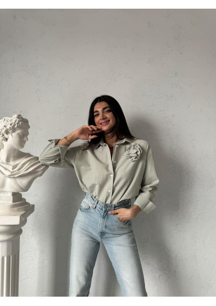 Broş Gül Detaylı Uzun Kollu Çizgili Gömlek