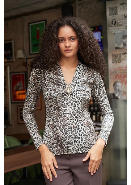Kadın Şık Esnek Kumaş Desenli V Yaka Önü Büzgülü Aksesuarlı Uzun Kol Bluz-Leopar modelleri