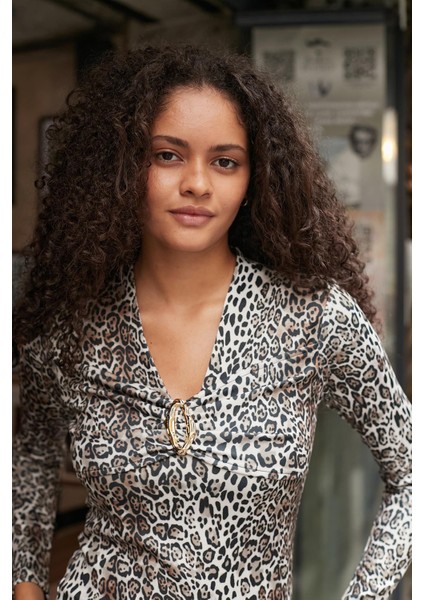 Kadın Şık Esnek Kumaş Desenli V Yaka Önü Büzgülü Aksesuarlı Uzun Kol Bluz-Leopar indirimleri