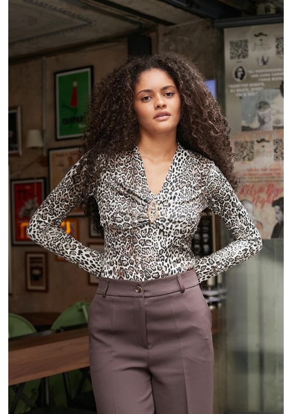 Kadın Şık Esnek Kumaş Desenli V Yaka Önü Büzgülü Aksesuarlı Uzun Kol Bluz-Leopar fırsatları