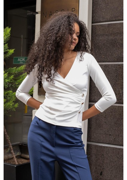 Kadın Anvelop Kruvaze Büzgülü Kapri Truvakar Kol Likralı Şık Hafif Parlak Kumaş Body Bluz-Krem