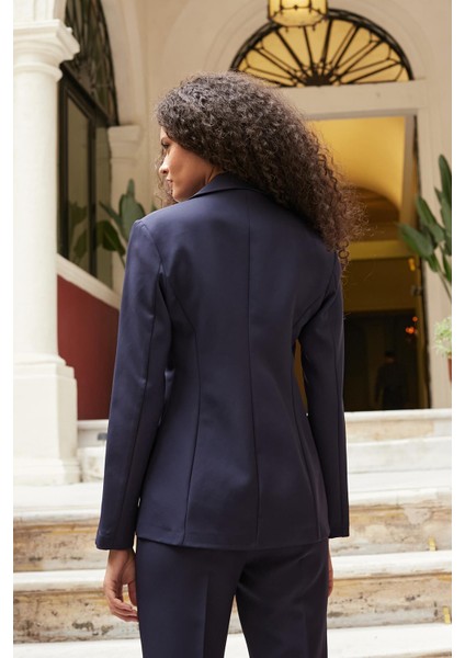 Kadın Yakalı Cep Kapaklı Uzun Kol Bele Oturan Hafif Esnek Kumaş Blazer Ceket-Lacivert fiyatları
