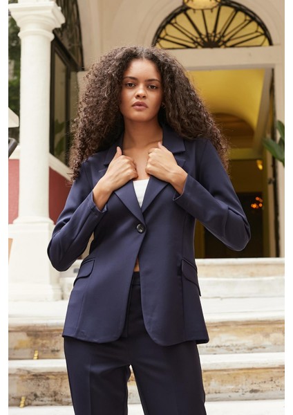 Kadın Yakalı Cep Kapaklı Uzun Kol Bele Oturan Hafif Esnek Kumaş Blazer Ceket-Lacivert modelleri