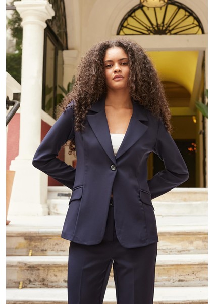 Kadın Yakalı Cep Kapaklı Uzun Kol Bele Oturan Hafif Esnek Kumaş Blazer Ceket-Lacivert indirimleri