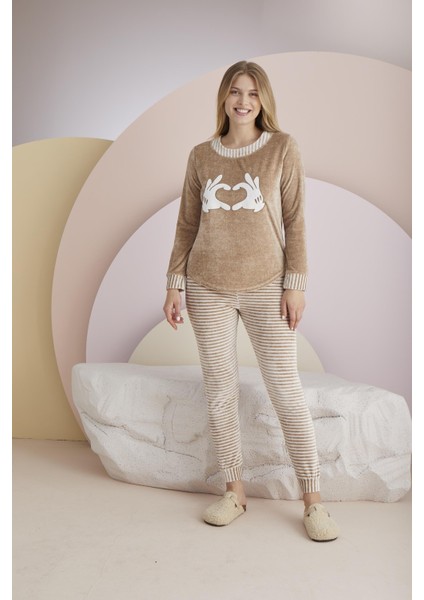 Kadın Kahve Melanj Renk Kalp Figürlü Uzun Kollu Lastikli Paça Kadife Pijama Takımı C1T8N331
