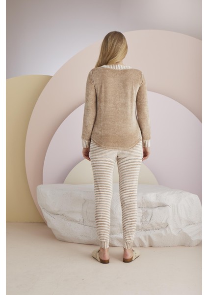 Kadın Kahve Melanj Renk Kalp Figürlü Uzun Kollu Lastikli Paça Kadife Pijama Takımı C1T8N331 fiyatları