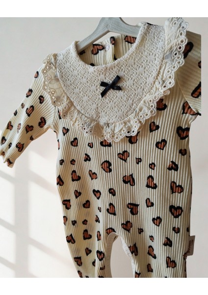 Bebek Kız Dantel Yakalı Kalp Desenli Tulum ve Bandana – 2’li Pamuklu Takım fırsatları