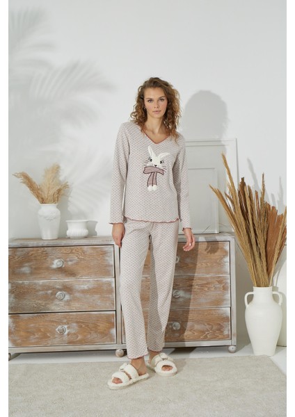 Kadın Bej Renk V Yaka Uzun Kollu Puantiyeli Tavşan Baskılı Pijama Takımı C7T0N151