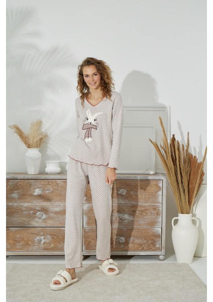 Kadın Bej Renk V Yaka Uzun Kollu Puantiyeli Tavşan Baskılı Pijama Takımı C7T0N151 modelleri