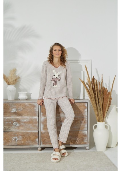 Kadın Bej Renk V Yaka Uzun Kollu Puantiyeli Tavşan Baskılı Pijama Takımı C7T0N151 indirimleri