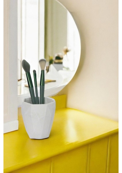 Beyaz Makyaj Organizeri ve Fırçalık, Şık ve Pratik Düzenleyici