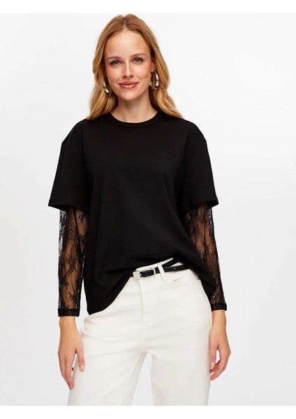 Kolları Dantel Garnili Yuvarlak Yaka Pamuklu Kadın T-Shirt W26TSH071