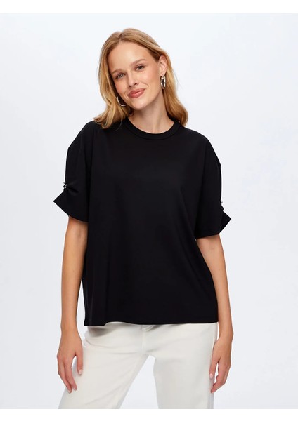 Kolları Taş Detaylı Yuvarlak Yaka Kadın T-Shirt W26TSH088