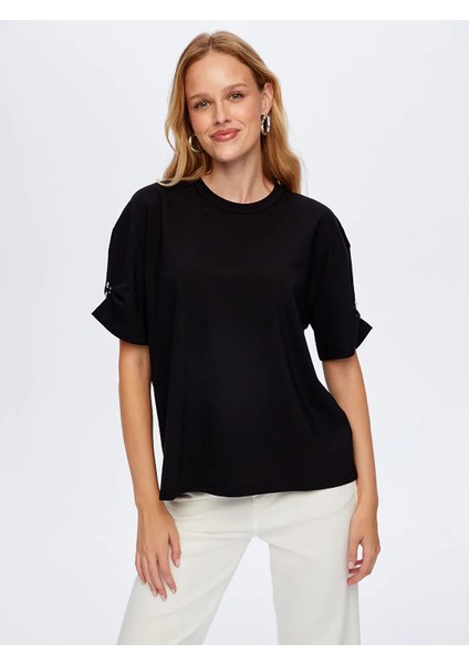 Kolları Taş Detaylı Yuvarlak Yaka Kadın T-Shirt W26TSH088 modelleri
