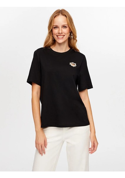 Taş Kalp Nakışlı Kadın T-Shirt W26TSH094