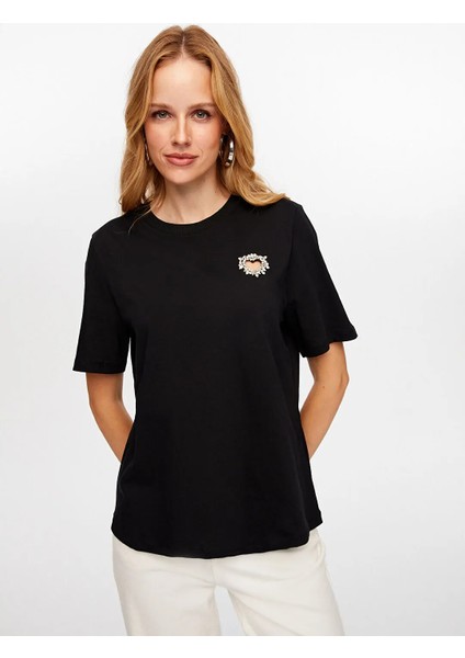 Taş Kalp Nakışlı Kadın T-Shirt W26TSH094 modelleri