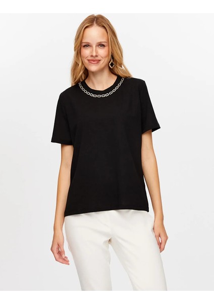 Yakası Zincir Şerit Detaylı Yuvarlak Yaka Kadın T-Shirt W26TSH062