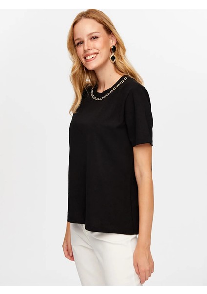 Yakası Zincir Şerit Detaylı Yuvarlak Yaka Kadın T-Shirt W26TSH062 modelleri