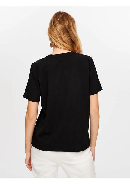 Yakası Zincir Şerit Detaylı Yuvarlak Yaka Kadın T-Shirt W26TSH062 fırsatları