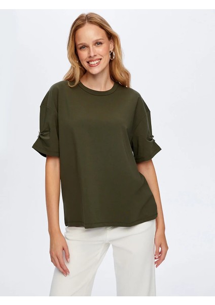 Kolları Taş Detaylı Yuvarlak Yaka Kadın T-Shirt W26TSH088