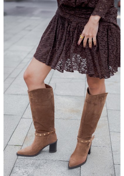 Kadın Sivri Burun Fermuarsız Çıkarılabilen Tokalı Troklu Zımbalı Topuklu Çizme Fuslep Taba Süet