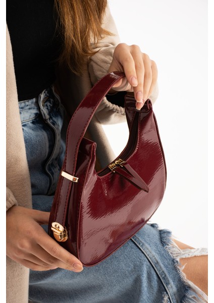 Kadın El ve Omuz Çantası Parlak Rugan Baget Çanta Trendyustute fiyatları