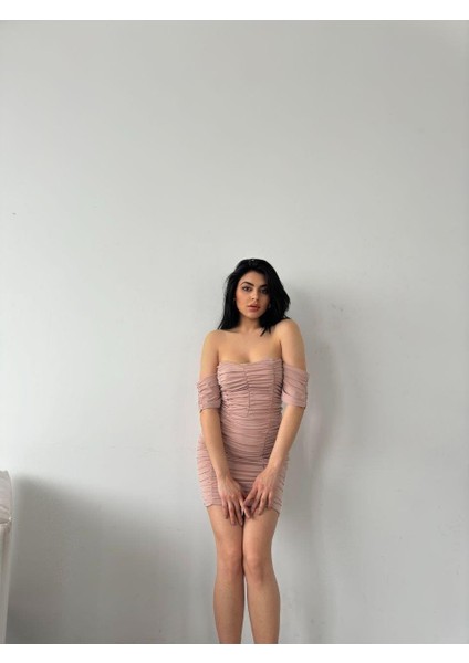 Omzu Açık Straplez Yaka Toparlayıcı Kol Detaylı Esnek Kumaş Drapeli Mini Abiye Elbise 582409 Pudra fiyatları