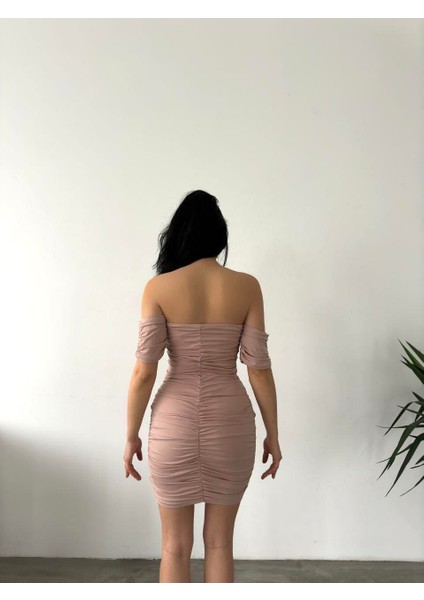 Omzu Açık Straplez Yaka Toparlayıcı Kol Detaylı Esnek Kumaş Drapeli Mini Abiye Elbise 582409 Pudra modelleri