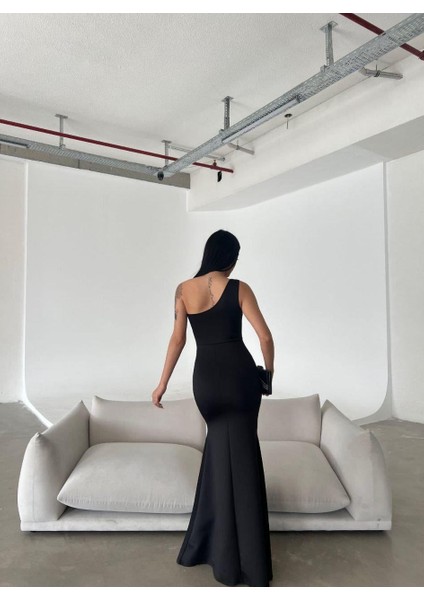 Tek Omuz Göğüsü Transparan Detay Scuba Kumaş Yırtmaçlı Abiye Elbise Siyah 582928 fırsatları