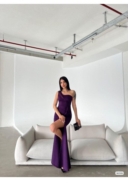 Tek Omuz Göğüsü Transparan Detay Scuba Kumaş Yırtmaçlı Abiye Elbise Mor 582928