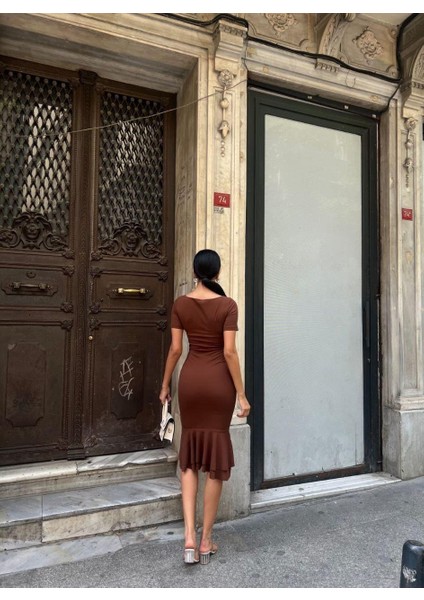 Kadın Kare Yaka Kısa Kollu Düğme Detay Çift Volanlı Midi Abiye Elbise Kahverengi 582981 fiyatları