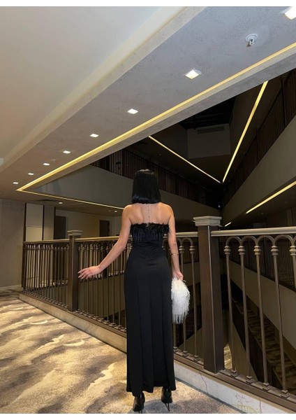 Açık Omuz Tüy Göğüs Detay Esnek Kumaş Yırtmaçlı Maxi Straplez Abiye Elbise 583152 Siyah fırsatları