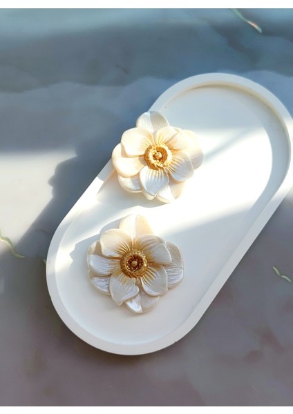 El Yapımı Büyük Inci Beyazı Lilyum Çiçek Küpe - Şık ve Özgün