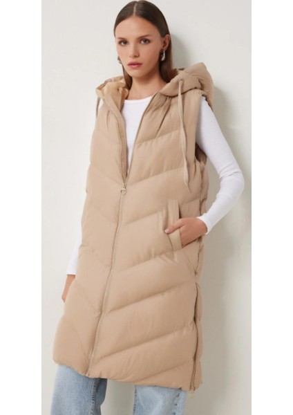 Kadın Midi Boy Kapüşonlu Yanları Fermuarlı Bej Şişme Yelek