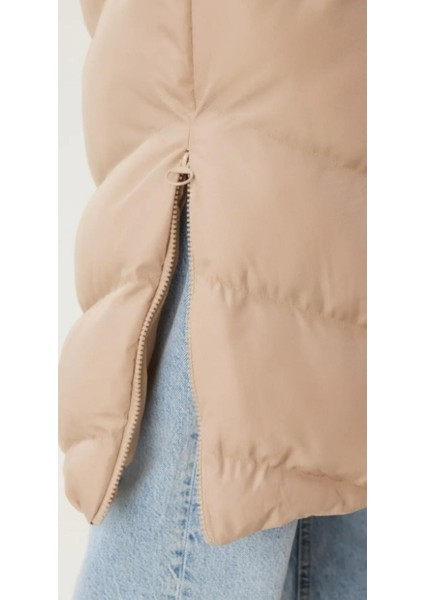 Kadın Midi Boy Kapüşonlu Yanları Fermuarlı Bej Şişme Yelek modelleri