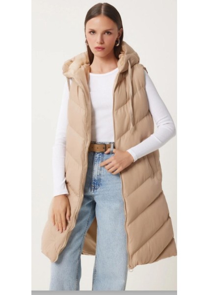 Kadın Midi Boy Kapüşonlu Yanları Fermuarlı Bej Şişme Yelek indirimleri